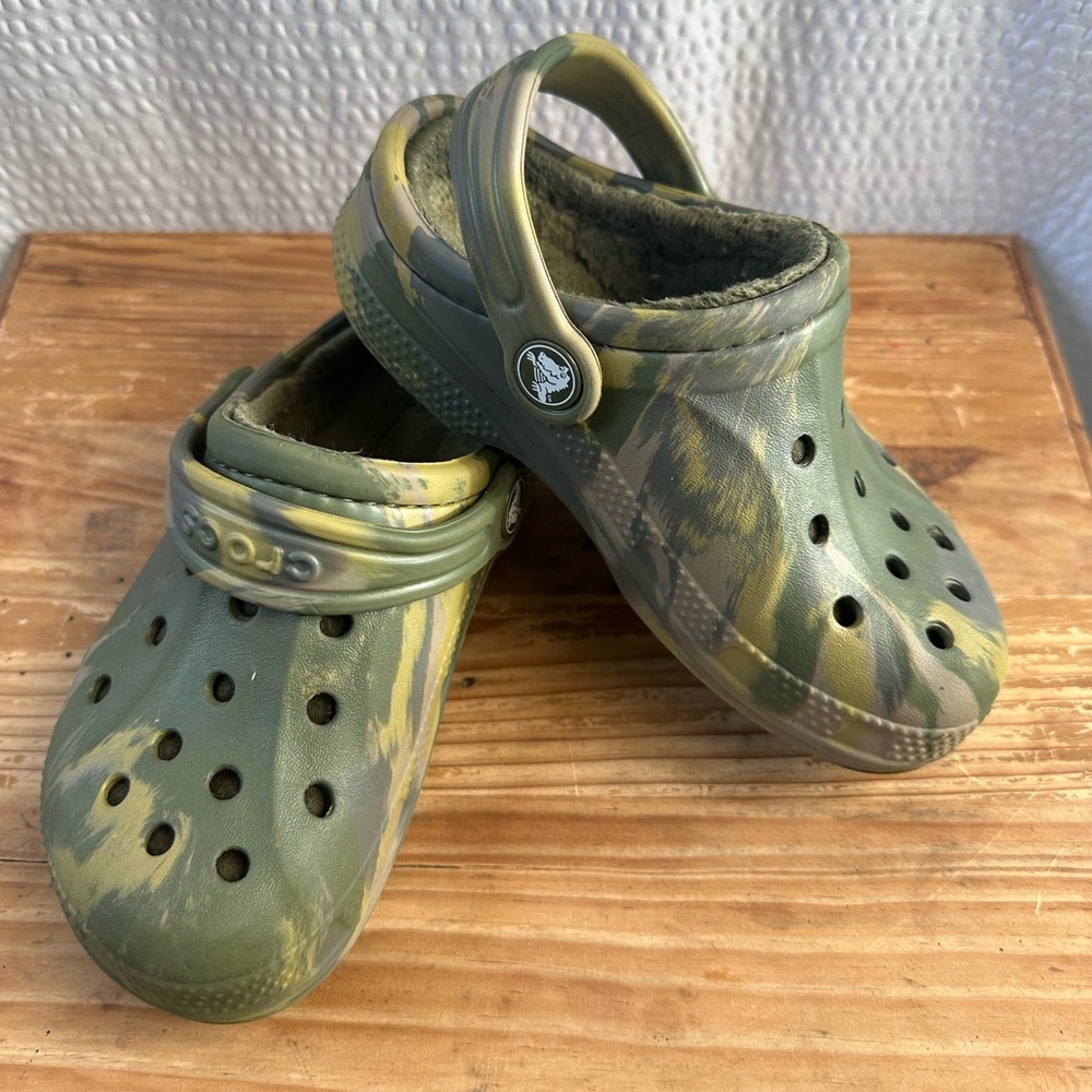 Camouflage Fur lined kid’s CROCS Boys Size 10/11